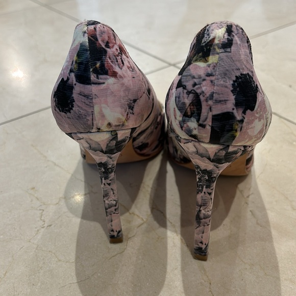 Floral heels. Great condition. - Picture 3 of 4